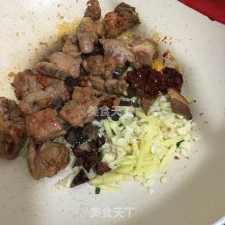 土豆炖排骨的做法步骤：5