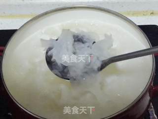 桂花银耳桃胶甜汤的做法步骤：4
