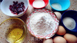 电饭煲版蔓越莓戚风蛋糕的做法步骤：1