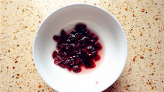 电饭煲版蔓越莓戚风蛋糕的做法步骤：2