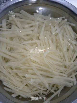 酸辣肉末土豆丝的做法步骤：1