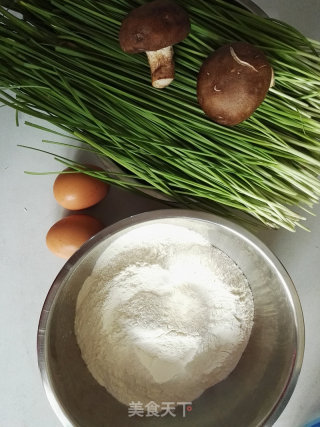 韭菜鸡蛋馅饼的做法步骤：1
