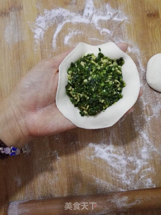 韭菜鸡蛋馅饼的做法步骤：9