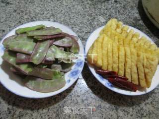 扁豆煮兰花豆腐干的做法步骤：1