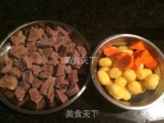 土豆烧牛肉的做法步骤：1