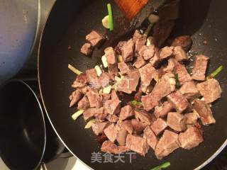 土豆烧牛肉的做法步骤：3