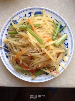 芹菜土豆丝的做法步骤：1