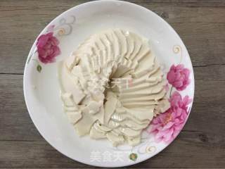 凉拌皮蛋豆腐的做法步骤：2