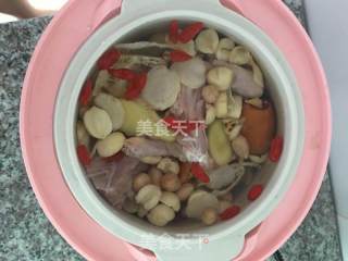 花胶炖鸽子的做法步骤：2