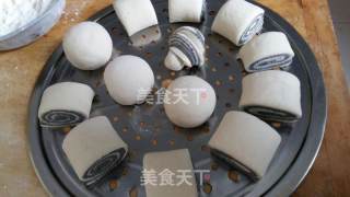 黑芝麻双色花卷的做法步骤：1