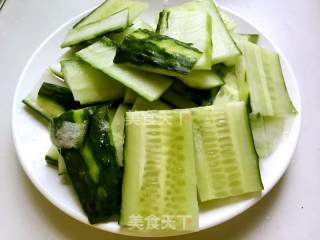 黄瓜焖黄骨鱼的做法步骤：2