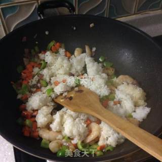 咖喱虾仁炒饭的做法步骤：6