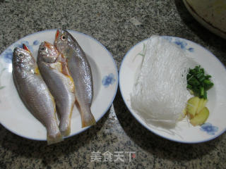 小黄鱼煮粉丝的做法步骤：1