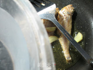 小黄鱼煮粉丝的做法步骤：3
