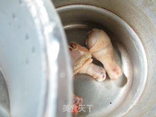 南瓜鸡腿汤的做法步骤：2