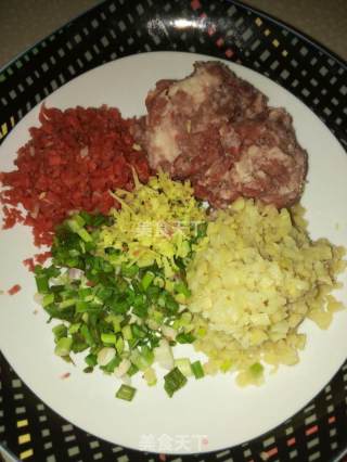 竹笋鲜肉蛋饺的做法步骤：1