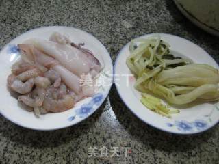 腌白菜炒海鲜的做法步骤：1