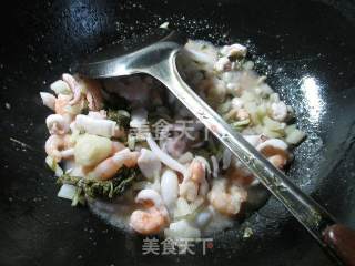 腌白菜炒海鲜的做法步骤：7