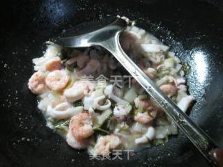 腌白菜炒海鲜的做法步骤：9