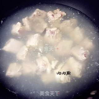 手把手教您如何做出一份香嫩诱人的红烧排骨#肉肉厨的做法步骤：3