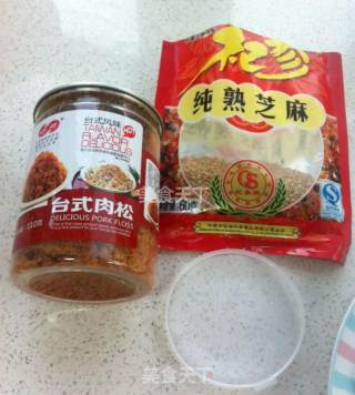 肉松芝麻饭团的做法步骤：2