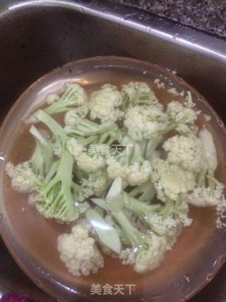 鱿鱼炒菜花的做法步骤：1