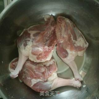 尖椒炒鸭肉的做法步骤：1