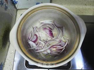 洋葱番茄薯仔鳕鱼煲的做法步骤：4
