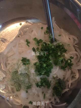 葱香爽口萝卜丝的做法步骤：2