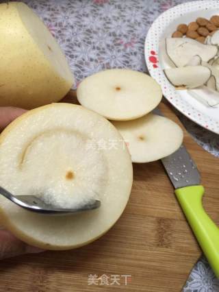 润喉雪梨盅的做法步骤：2