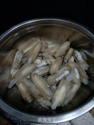 香辣蚝油焖蛏子的做法步骤：1