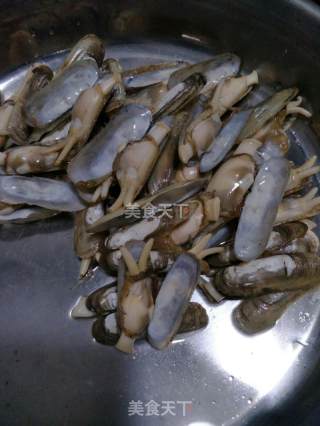 香辣蚝油焖蛏子的做法步骤：2