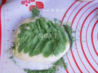 双色抹茶蜜豆面包的做法步骤：2