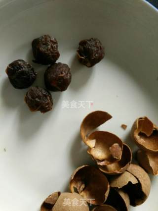 椰汁桃胶桂圆红枣汤的做法步骤：3