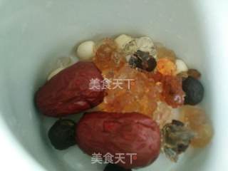 椰汁桃胶桂圆红枣汤的做法步骤：4