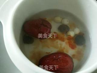 椰汁桃胶桂圆红枣汤的做法步骤：5