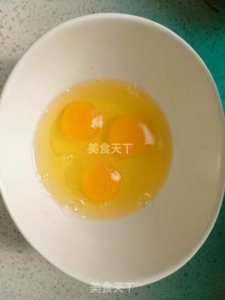 鸡蛋炸馒头片的做法步骤：2