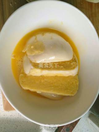 鸡蛋炸馒头片的做法步骤：3