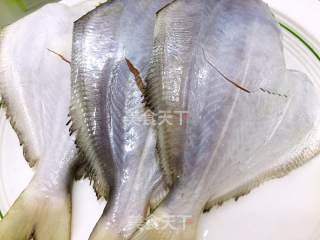 红烧鲳鱼的做法步骤：1