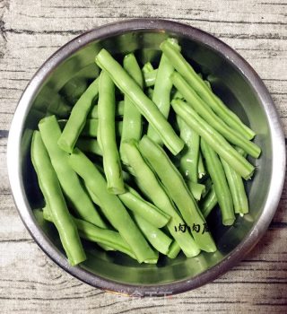 正宗四川家常菜之干煸四季豆#肉肉厨的做法步骤：2
