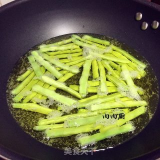 正宗四川家常菜之干煸四季豆#肉肉厨的做法步骤：4
