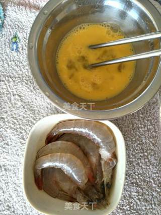 鲜虾辣炒河粉的做法步骤：2