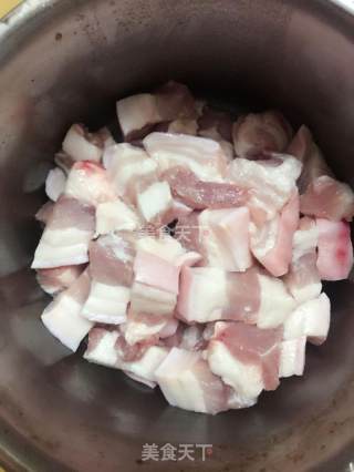 焖五花肉的做法步骤：1