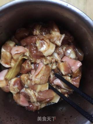 焖五花肉的做法步骤：2