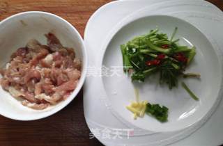 芫爆猪肉丝的做法步骤：1