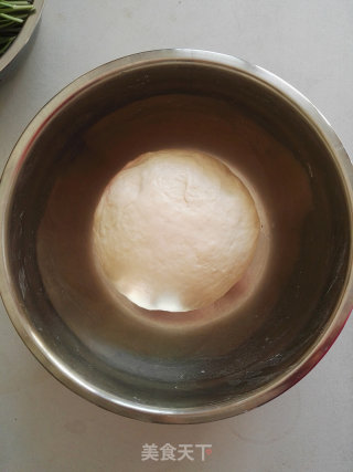 韭菜鸡蛋水煎包的做法步骤：2