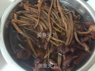 茶树菇焖鸡的做法步骤：3