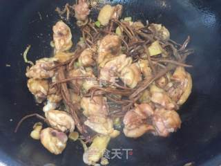 茶树菇焖鸡的做法步骤：4