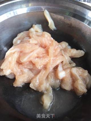 健身食谱--香菇胡萝卜炒鸡胸肉的做法步骤：1