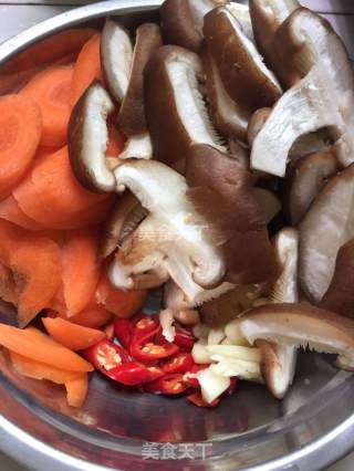 健身食谱--香菇胡萝卜炒鸡胸肉的做法步骤：2